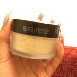 Laura setting powder